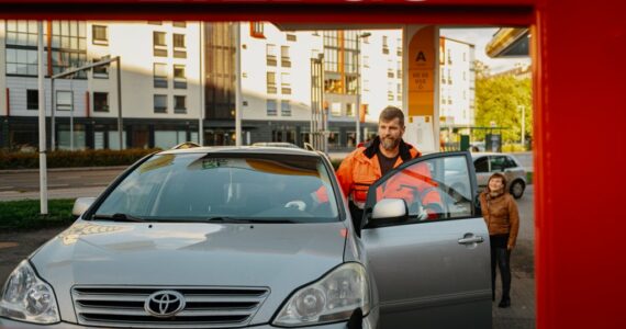 Auto huoltoasemalla väärin tankkauksen johdosta, hinausauton kyytiin